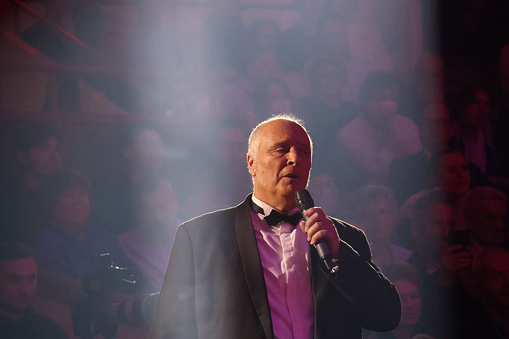 Nikolai Tovarich ist Sprechstallmeister im Circus Krone Winterprogramm 2024 (©Foto: Martin Schmitz)